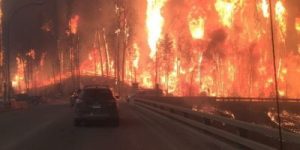 Leaving-Fort-McMurray-looks-like-a-scene-out-of-a-movie-400x200